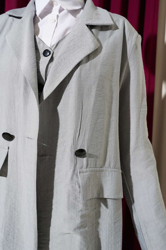 Costume trois pièces avec épaulettes, veste et gilet, gris