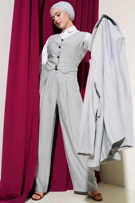 Costume trois pièces avec épaulettes, veste et gilet, gris