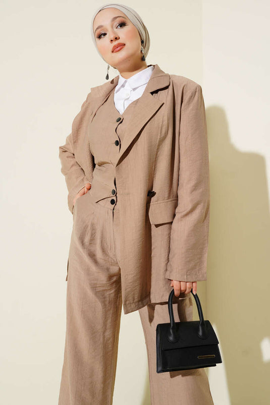 Ensemble trois pièces veste et gilet rembourrés aux épaules, couleur café au lait