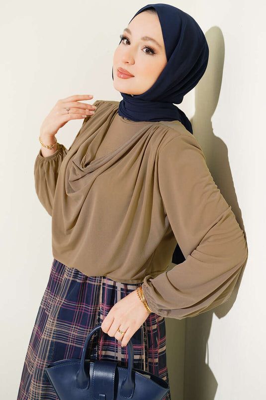 Blusa Sandy con spalle imbottite e scollo a V, colore visone