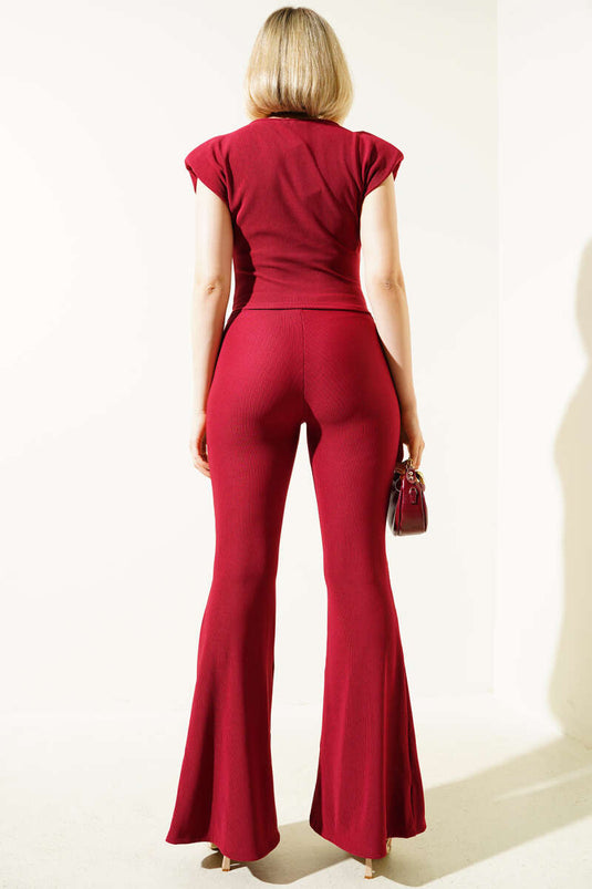 Combinaison courte bordeaux avec épaulettes et boucle détaillée