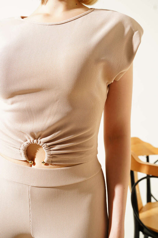 Ensemble court couleur latte avec épaulettes et boucle détaillée