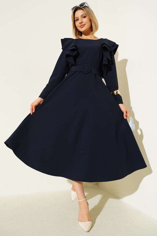 Robe bleu marine à épaules volantées et ceinture