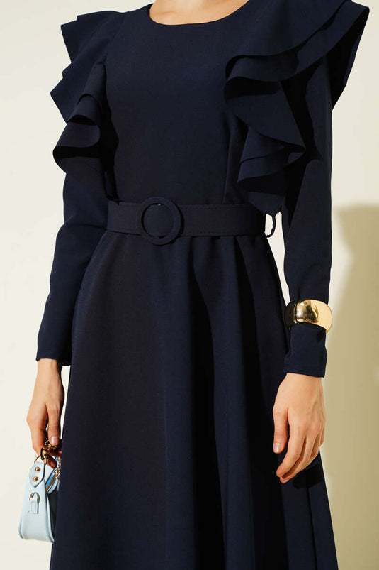 Robe bleu marine à épaules volantées et ceinture