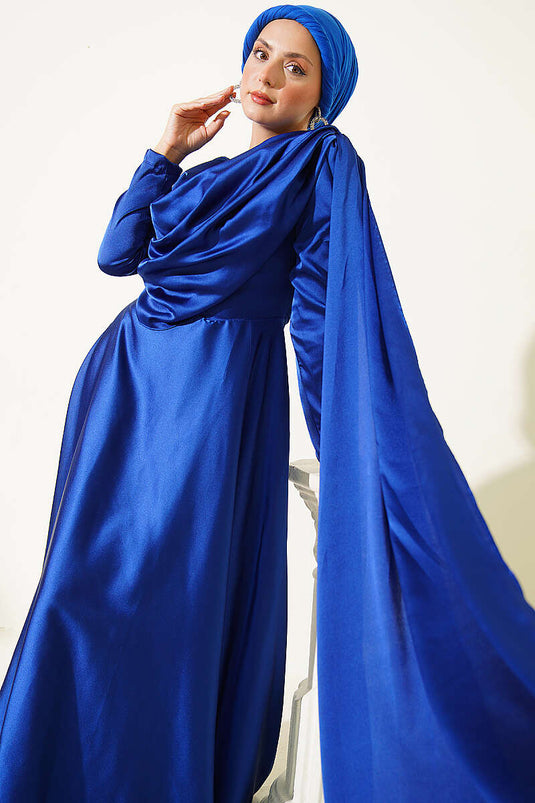 Robe de soirée en satin avec cape aux épaules bleu saphir