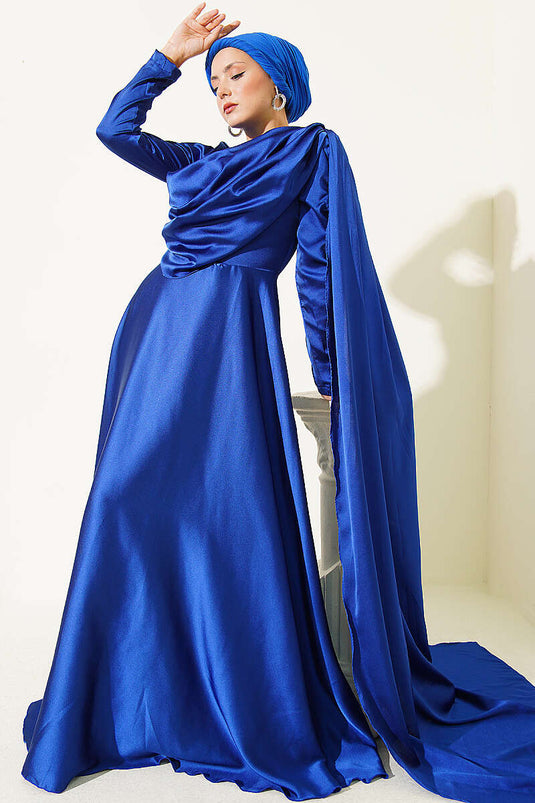 Robe de soirée en satin avec cape aux épaules bleu saphir