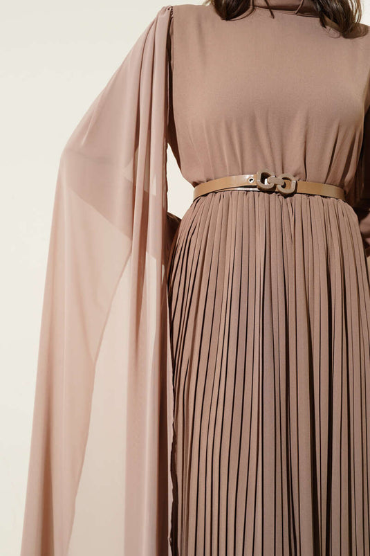 Robe cape en mousseline avec épaules dénudées, couleur vison