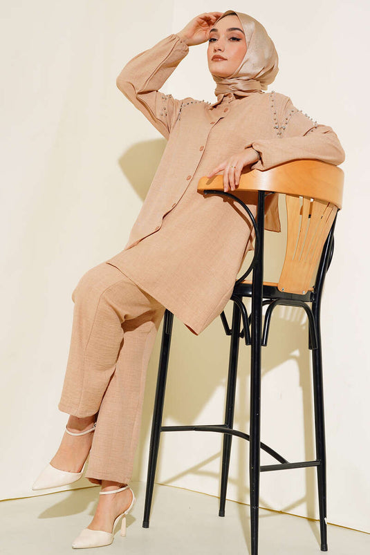 Ensemble deux pièces en lin couleur latte avec épaules ornées de pierres