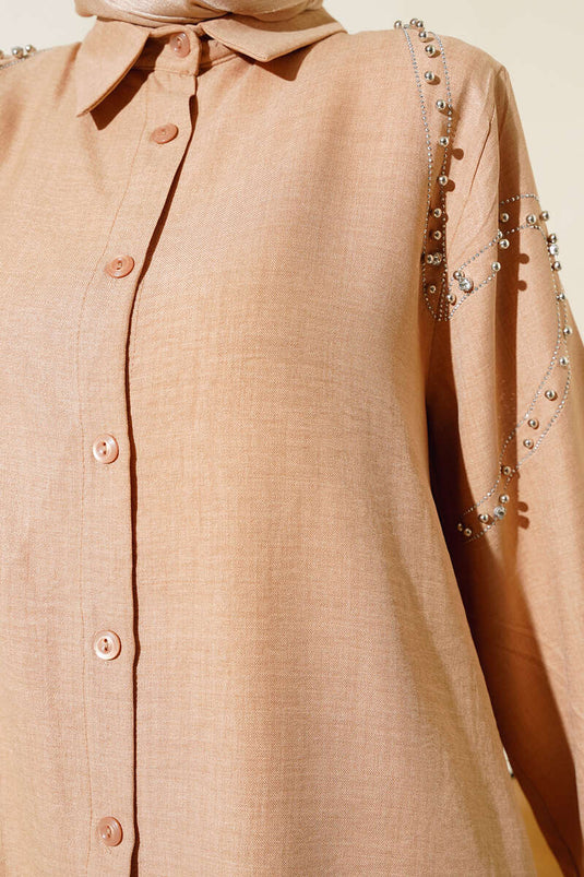 Ensemble deux pièces en lin couleur latte avec épaules ornées de pierres