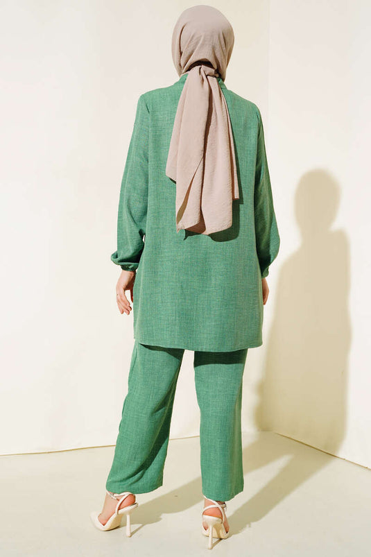 Zweiteiliger Anzug aus grünem Leinen mit Strassbesatz an den Schultern