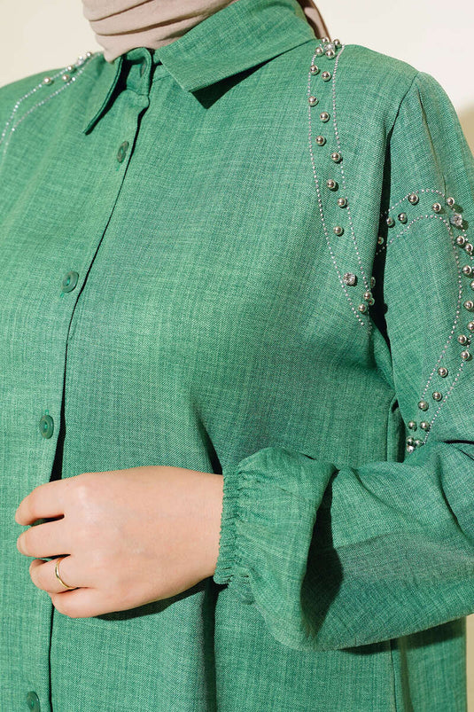 Ensemble deux pièces en lin vert avec épaules ornées de pierres