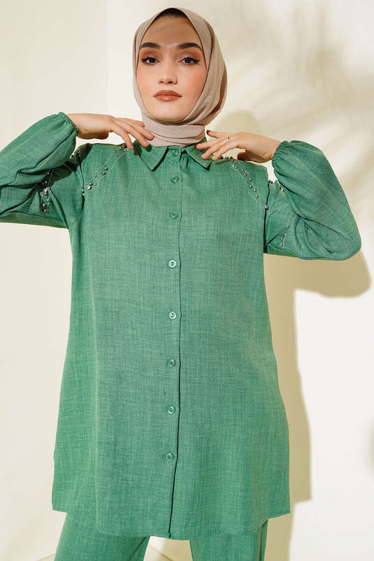 Zweiteiliger Anzug aus grünem Leinen mit Strassbesatz an den Schultern