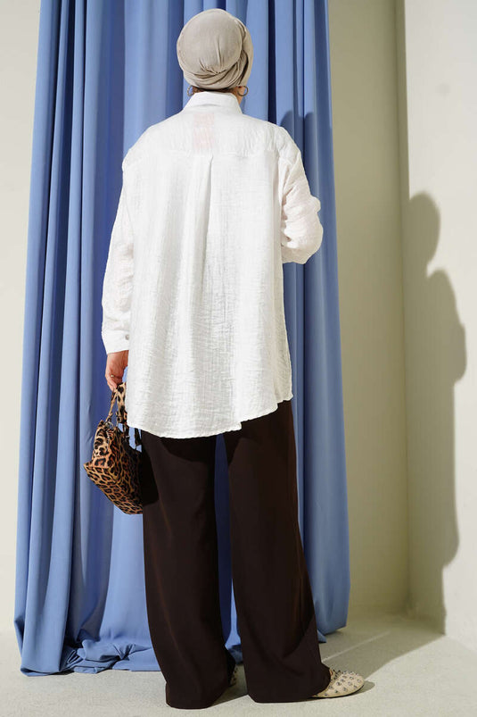Chemise blanche à rangée de pierres sur l'épaule