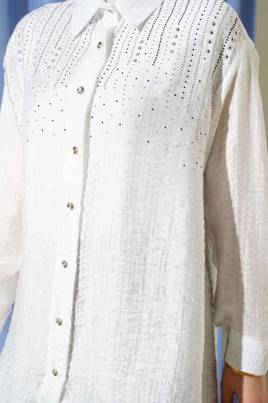 Chemise blanche à rangée de pierres sur l'épaule
