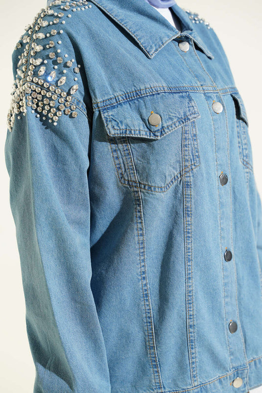Veste en jean bleu denim avec poches et épaulettes ornées de pierres