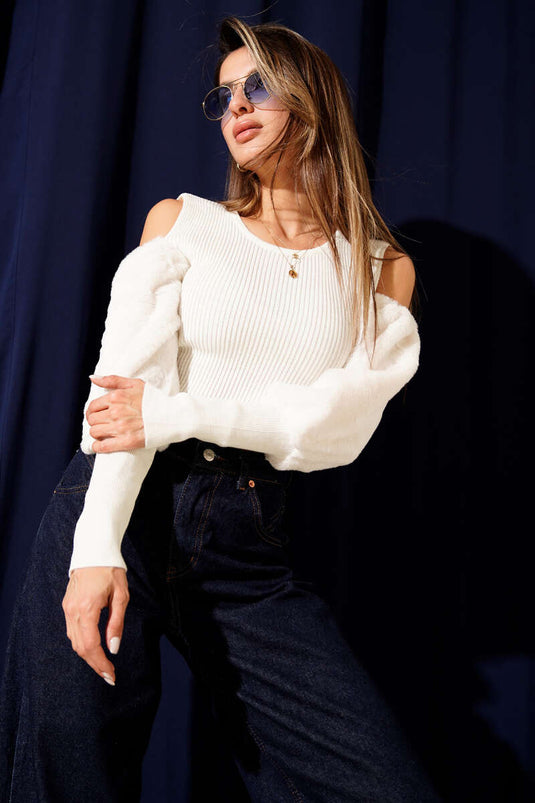 Pull à épaules dénudées, à barbe, écru.