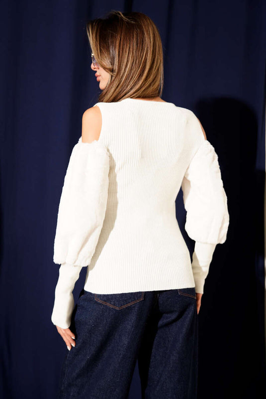 Pull à épaules dénudées, à barbe, écru.