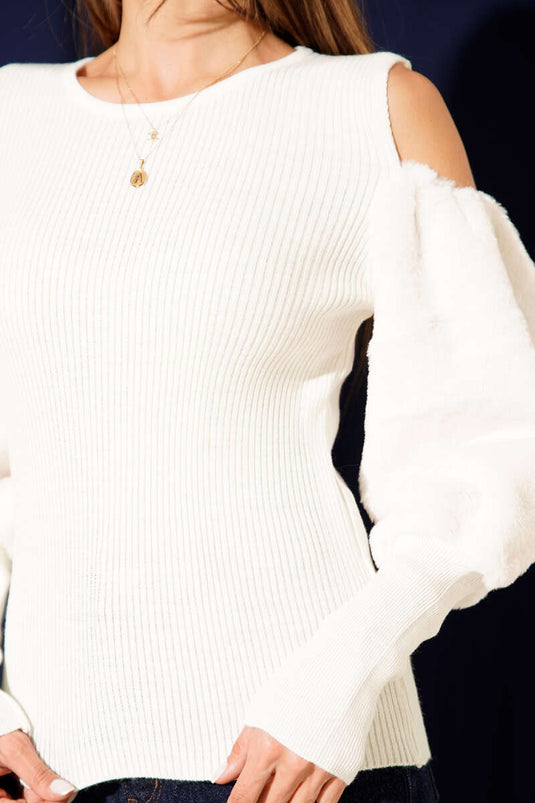 Pull à épaules dénudées, à barbe, écru.