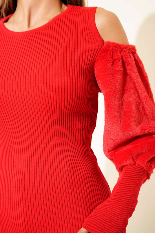 Pull rouge à épaules dénudées et à barbe.