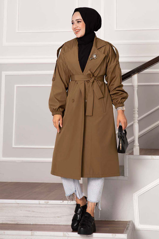 خندق تان بأزرار مع كتاف على الكتف