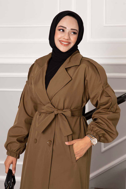 خندق تان بأزرار مع كتاف على الكتف