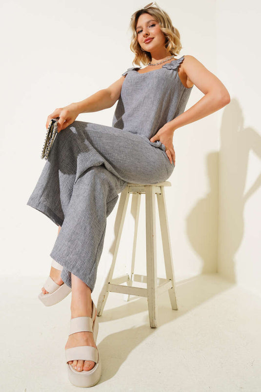 Ensemble deux pièces gris avec détail floral sur l'épaule