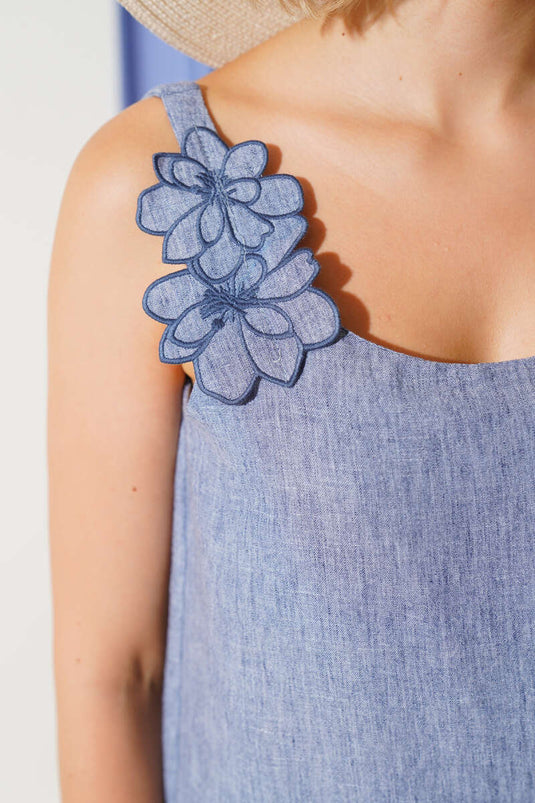 Ensemble deux pièces bleu avec détail floral sur l'épaule