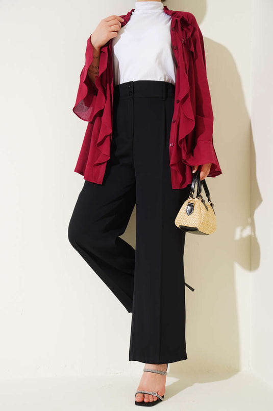 Pantalon noir à poches latérales et boutons sur le devant