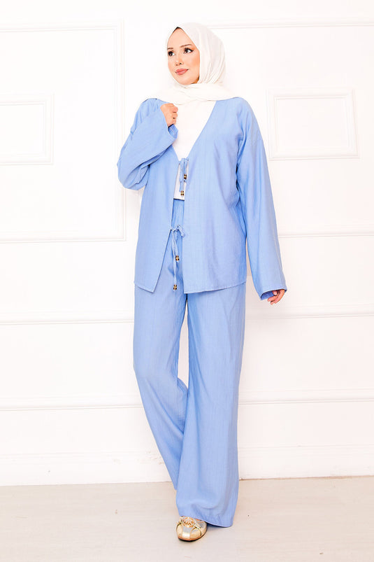 بدلة زرقاء فاتحة من قطعتين مع تفاصيل دانتيل أمامية وبنطلون