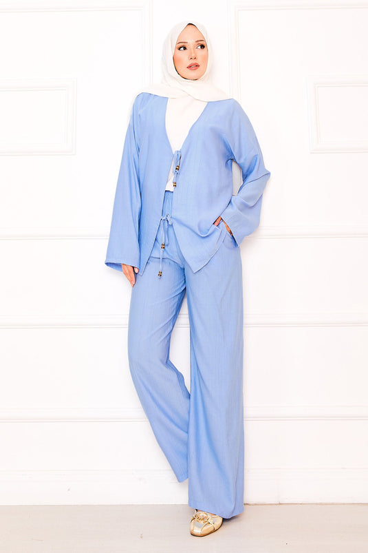 بدلة زرقاء فاتحة من قطعتين مع تفاصيل دانتيل أمامية وبنطلون