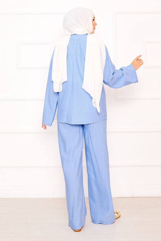 بدلة زرقاء فاتحة من قطعتين مع تفاصيل دانتيل أمامية وبنطلون