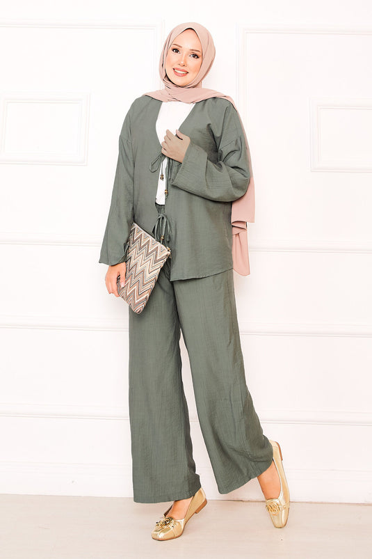 بدلة بنطلون كاكي من قطعتين مع تفاصيل دانتيل أمامية