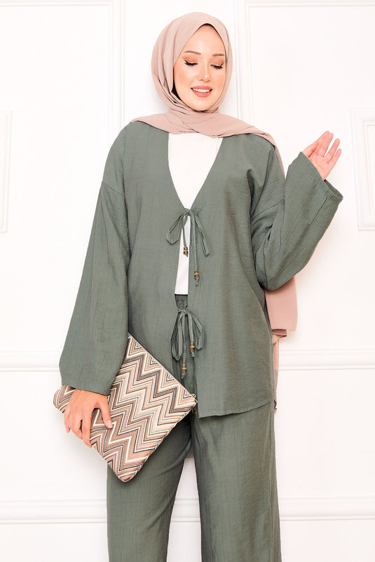 بدلة بنطلون كاكي من قطعتين مع تفاصيل دانتيل أمامية