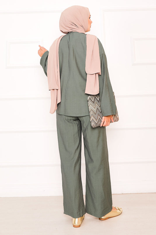 بدلة بنطلون كاكي من قطعتين مع تفاصيل دانتيل أمامية
