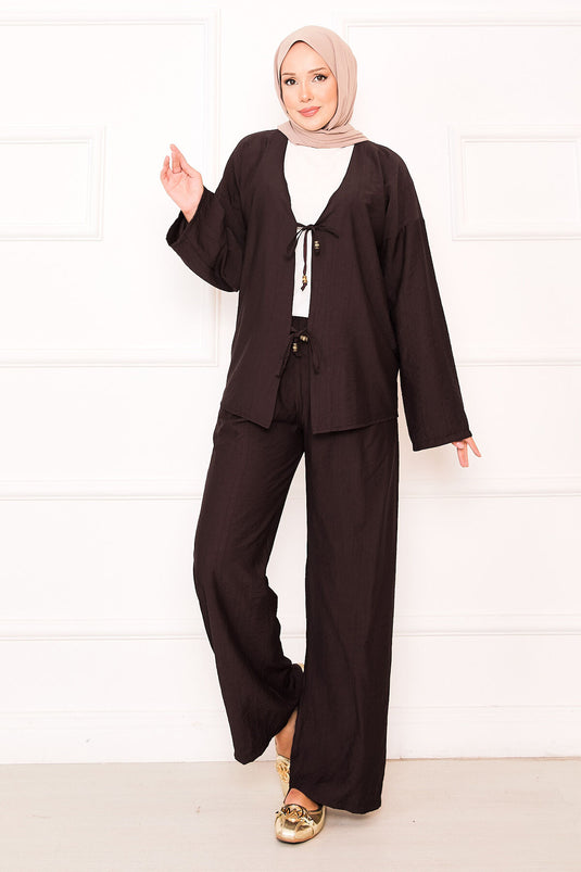 بدلة بنطلون من قطعتين بتفاصيل دانتيل أمامية، لون بني