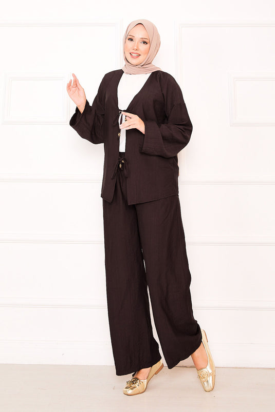 بدلة بنطلون من قطعتين بتفاصيل دانتيل أمامية، لون بني