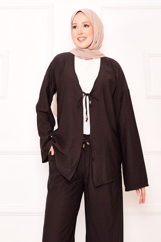 بدلة بنطلون من قطعتين بتفاصيل دانتيل أمامية، لون بني