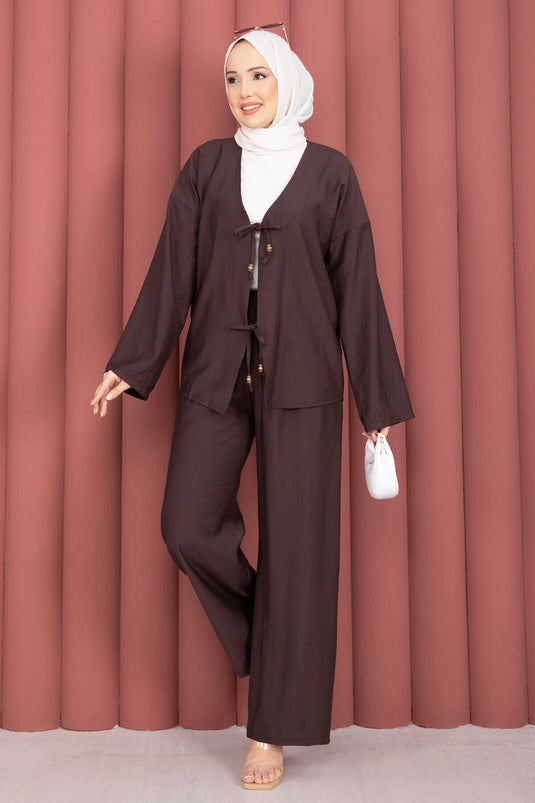 Costume deux pièces marron avec détails en dentelle sur le devant