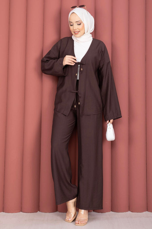 Costume deux pièces marron avec détails en dentelle sur le devant