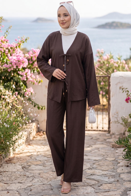 Costume deux pièces marron avec détails en dentelle sur le devant