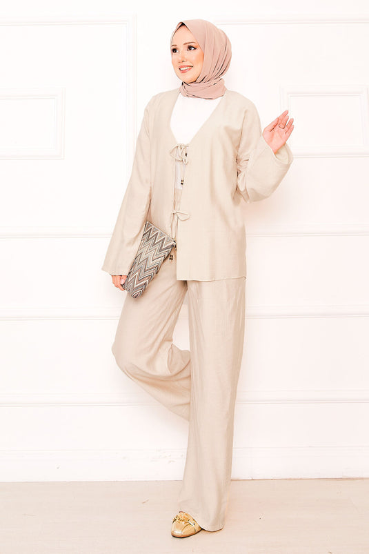 بدلة من قطعتين مع تفاصيل دانتيل أمامية وبنطلون، كريمي