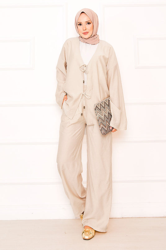 بدلة من قطعتين مع تفاصيل دانتيل أمامية وبنطلون، كريمي