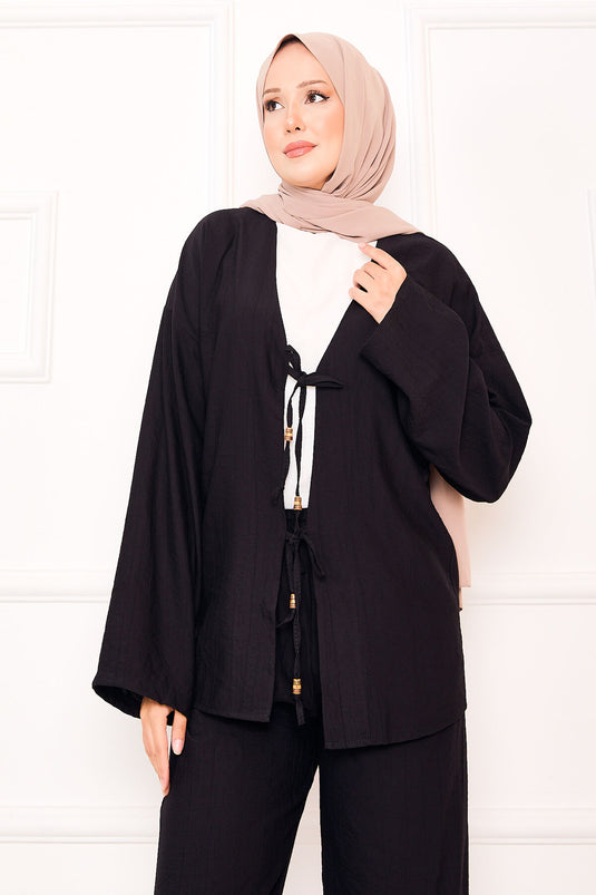 بدلة بنطلون من قطعتين بتفاصيل دانتيل أمامية باللون الأسود