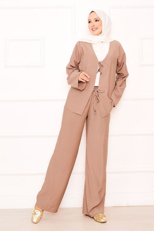 بدلة من قطعتين من فرو المنك مع تفاصيل دانتيل أمامية وبنطلون