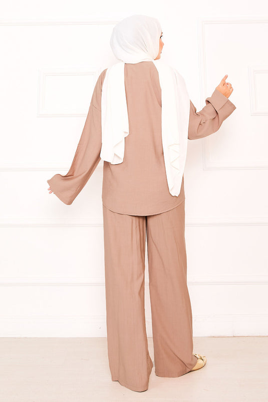 بدلة من قطعتين من فرو المنك مع تفاصيل دانتيل أمامية وبنطلون