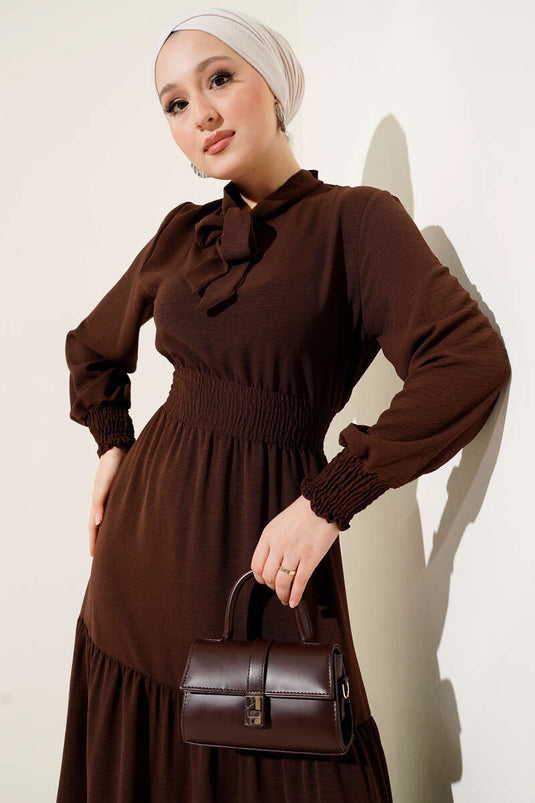 فستان مطاطي مع تفاصيل ربطة أمامية، بني