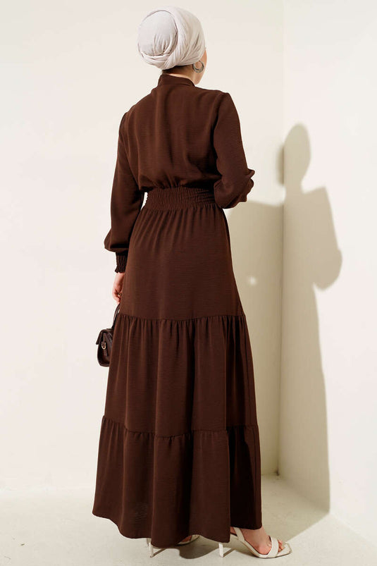 فستان مطاطي مع تفاصيل ربطة أمامية، بني