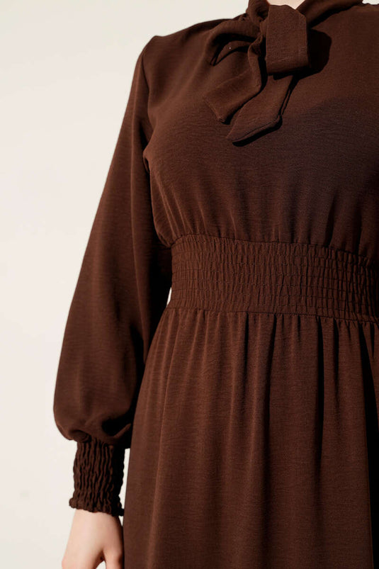 فستان مطاطي مع تفاصيل ربطة أمامية، بني