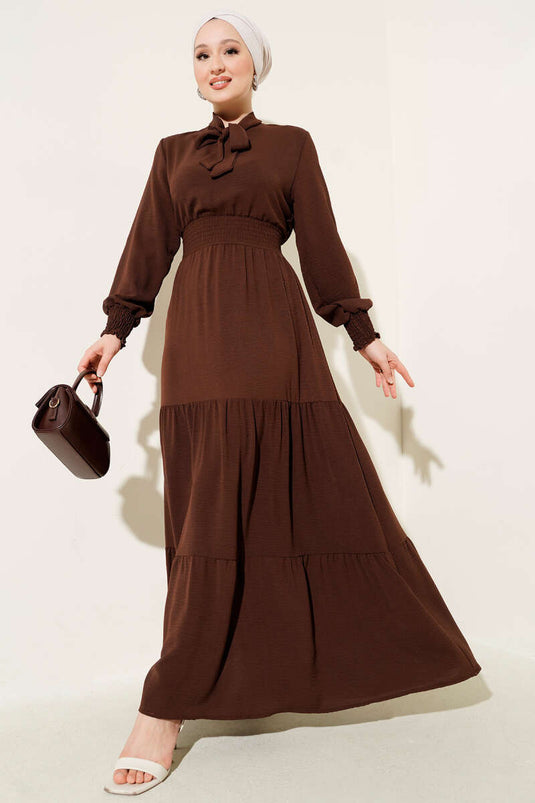 فستان مطاطي مع تفاصيل ربطة أمامية، بني