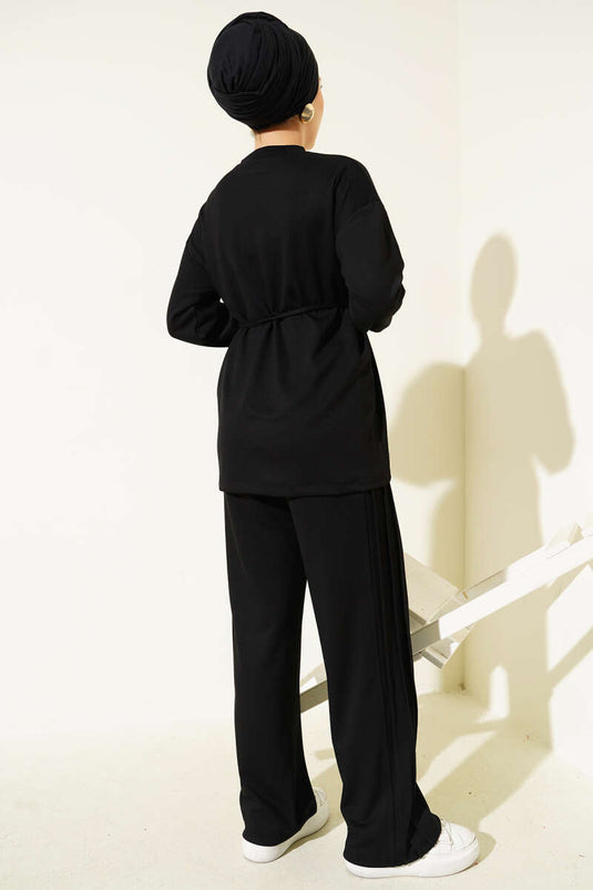 Ensemble deux pièces noir avec boutons et lacets sur le devant